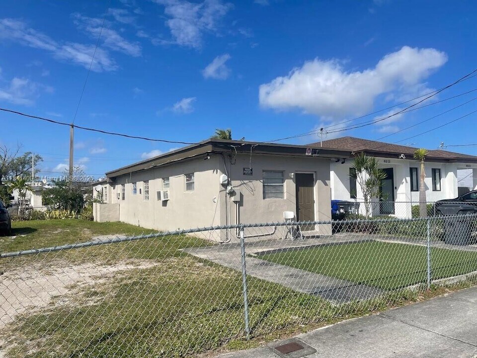 4015 SW 19th St in West Park, FL - Building Photo