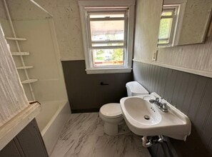 256 Broad St, Unit 2 in Norwich, CT - Foto de edificio - Building Photo