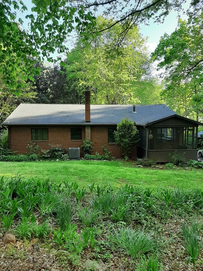 500 E J St in Newton, NC - Building Photo - Building Photo