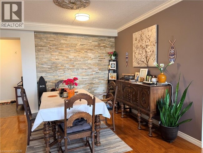 405 Erb St. W in Waterloo, ON - Building Photo - Building Photo