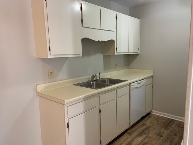 5655 Hornaday Rd in Greensboro, NC - Building Photo - Building Photo