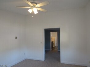 86 Bridge St in Lambertville, NJ - Foto de edificio - Building Photo