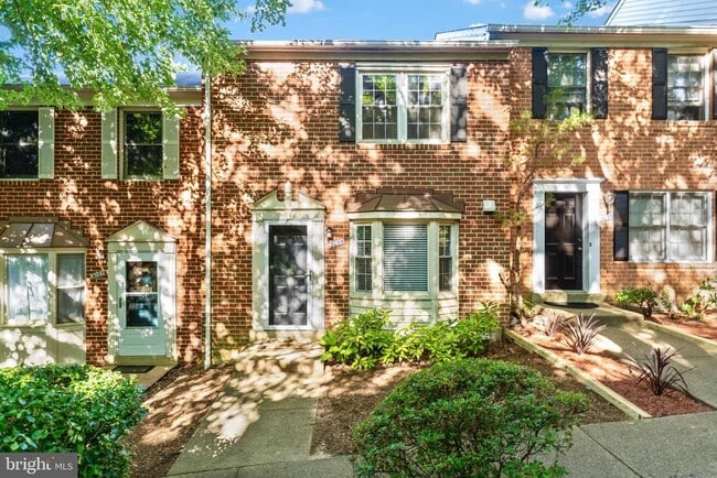property at 2035 S Glebe Rd