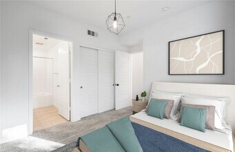 279 Dockside Ln, Unit E-305 in Los Angeles, CA - Building Photo - Building Photo