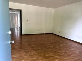 111 Pin Oak Dr in Pekin, IL - Building Photo