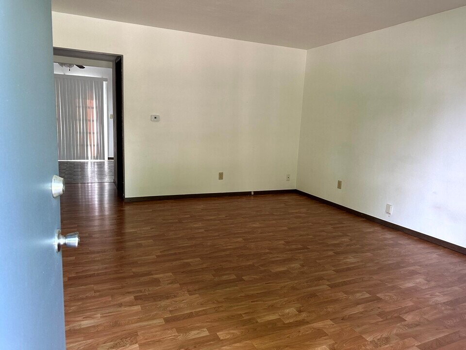 111 Pin Oak Dr in Pekin, IL - Building Photo