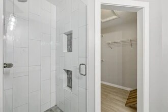 811 Burr Oaks Dr, Unit 407 in West Des Moines, IA - Building Photo - Building Photo