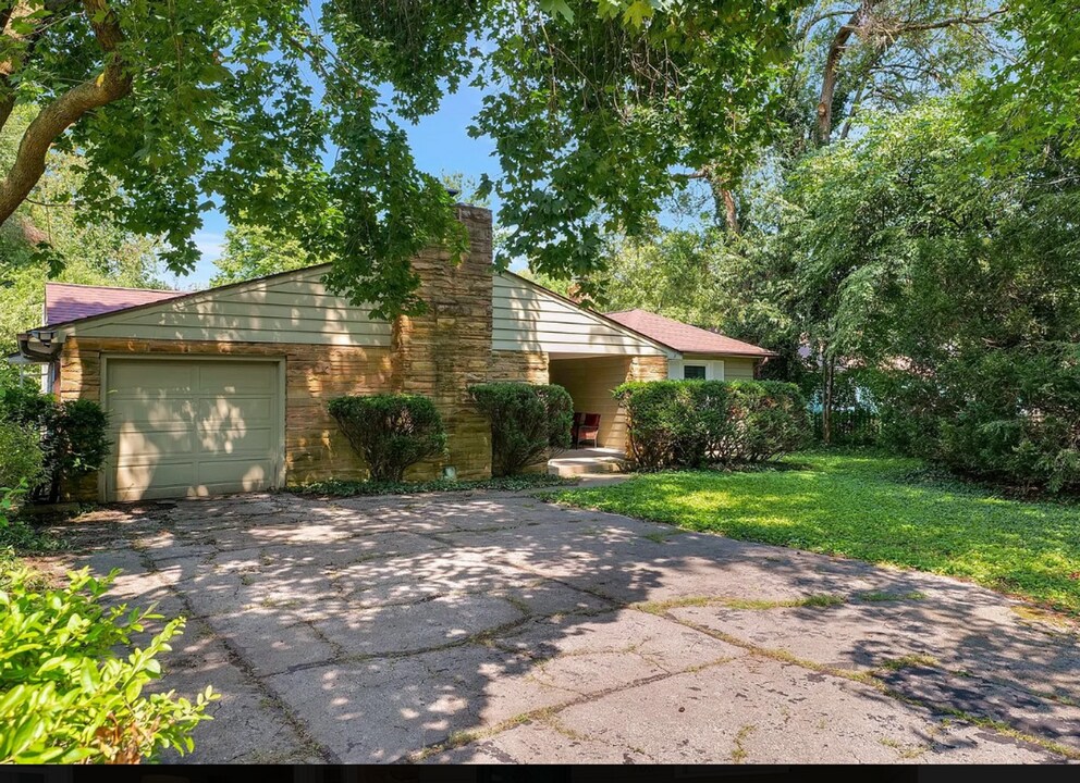 706 Hessel Blvd in Champaign, IL - Building Photo