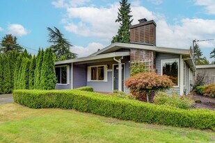 10247 134th Ave NE in Kirkland, WA - Building Photo