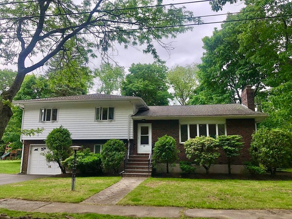 15 Sycamore Rd in Wakefield, MA - Building Photo