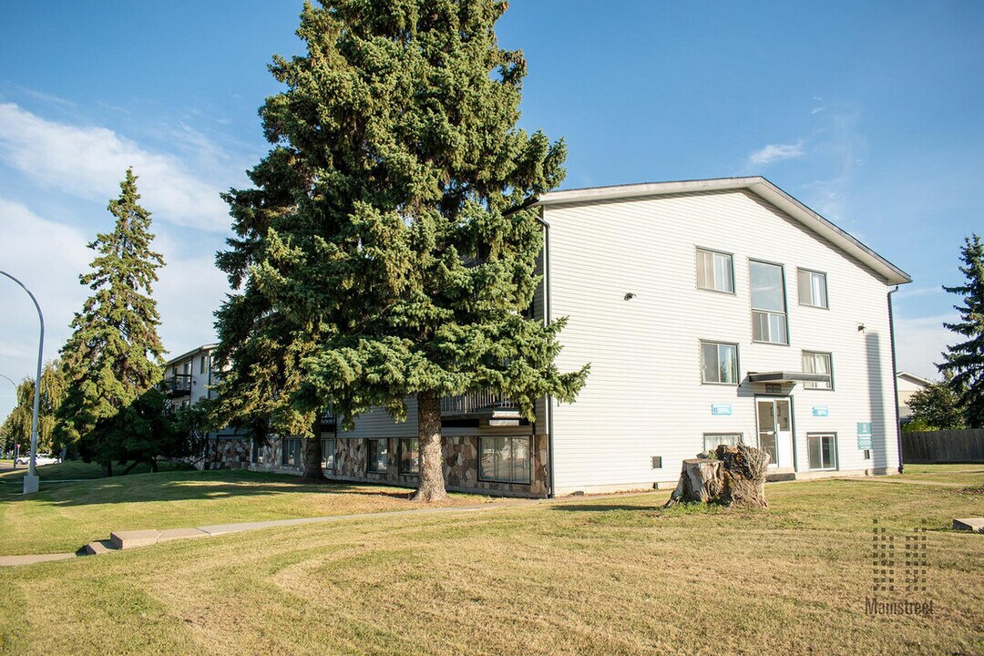 Marc Manor in Edmonton, AB - Building Photo
