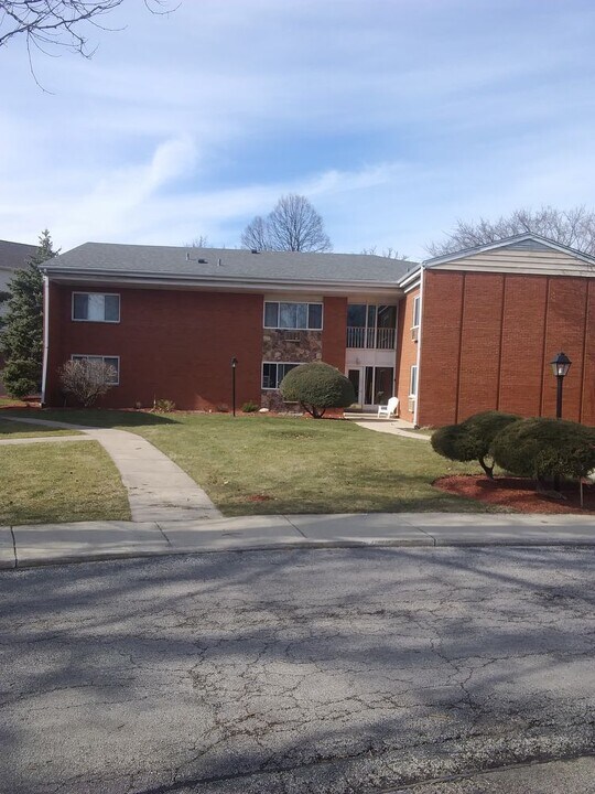 490 St Moritz Dr in Glen Ellyn, IL - Building Photo