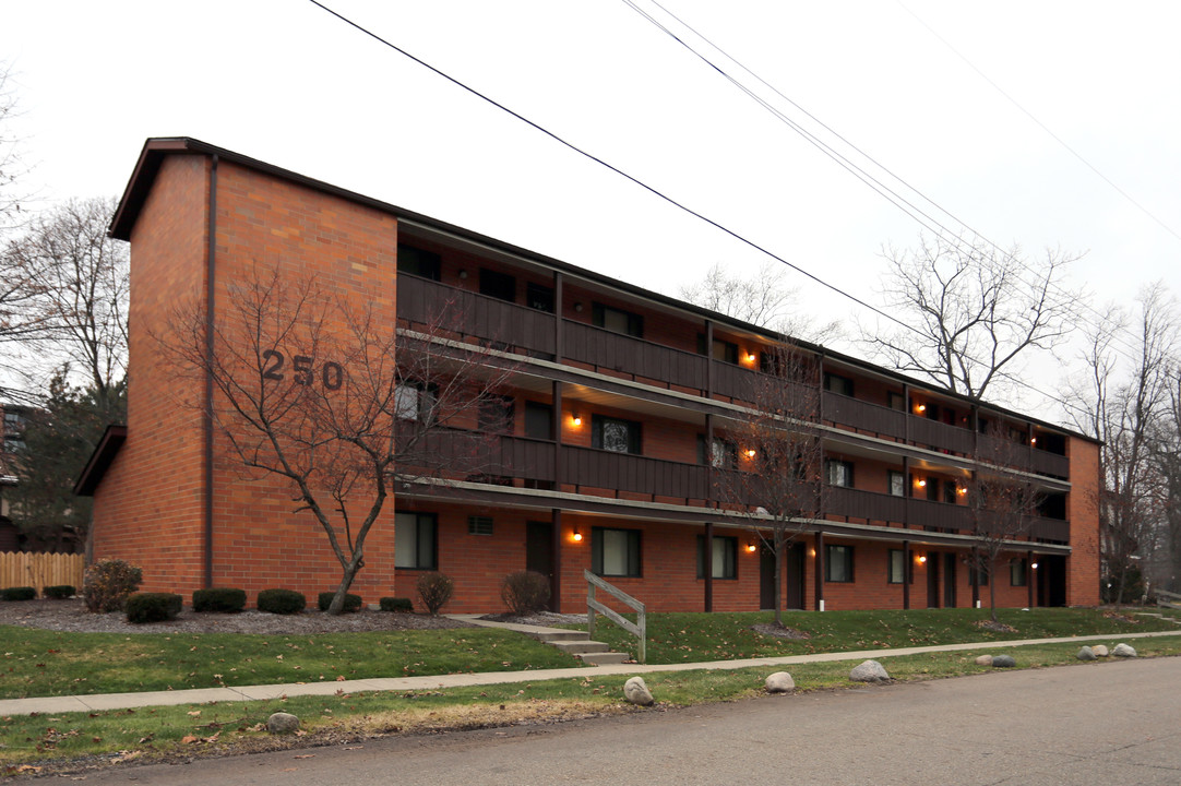 Tudor Apartments in Akron, OH - Building Photo