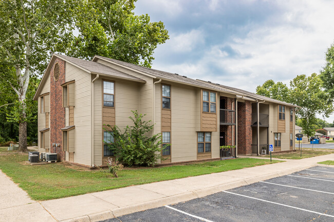 Woodbrook Apartments I & II in Russellville, AR - Foto de edificio - Building Photo