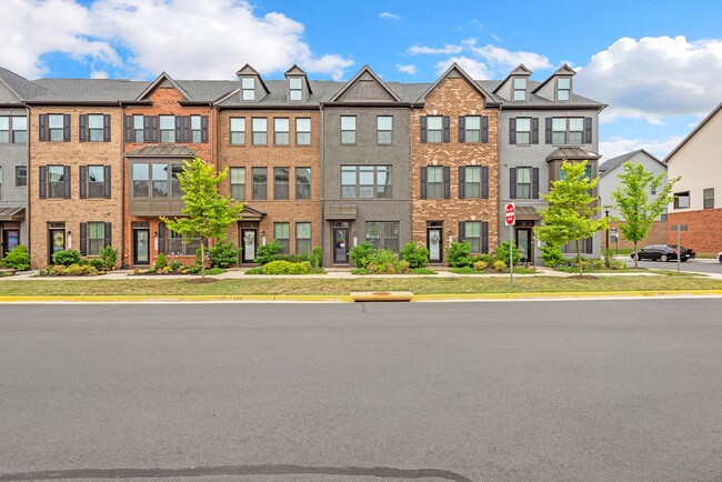 property at 43501 Apple Orchard Sq