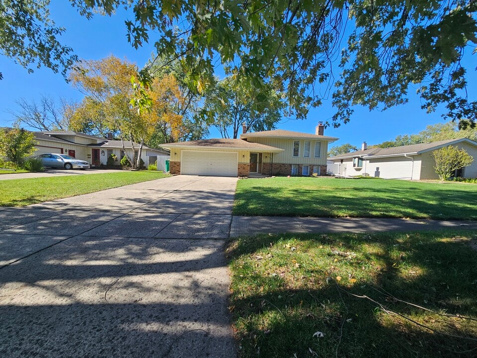 9536 Elmwood Dr in Munster, IN - Building Photo