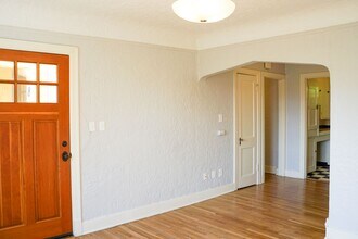 6425 S Corbett Ave in Portland, OR - Building Photo - Building Photo