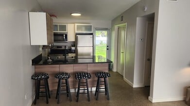 565 NW 128th St in North Miami, FL - Building Photo - Building Photo