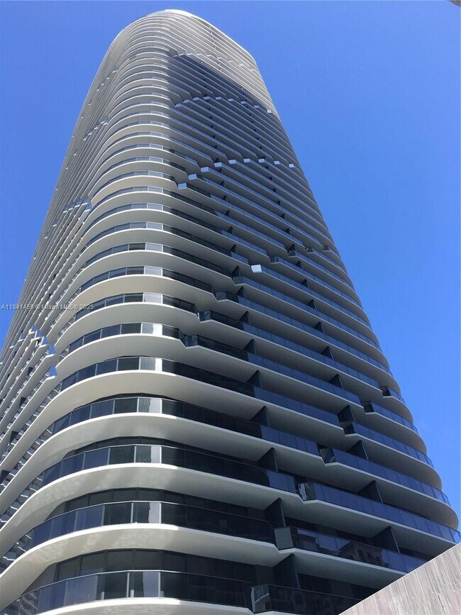 45 SW 9th St in Miami, FL - Building Photo - Building Photo