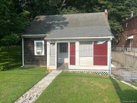 495 Community Dr in Manhasset, NY - Building Photo