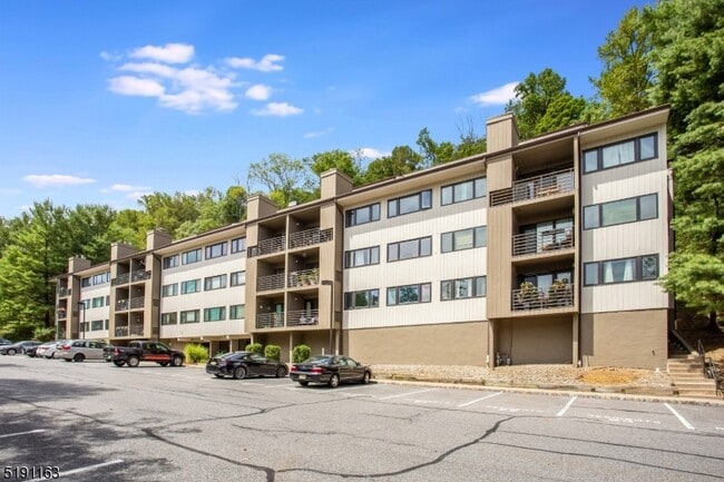 41 Mt Kemble Ave in Morristown, NJ - Foto de edificio - Building Photo