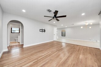 4821 Viking Dr in Houston, TX - Building Photo - Building Photo