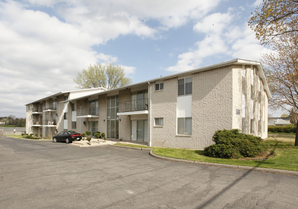 Lakeside Landing in Belleville, MI - Building Photo