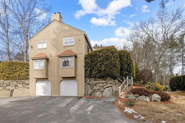 9 Manor House Ln in Uxbridge, MA - Foto de edificio - Building Photo