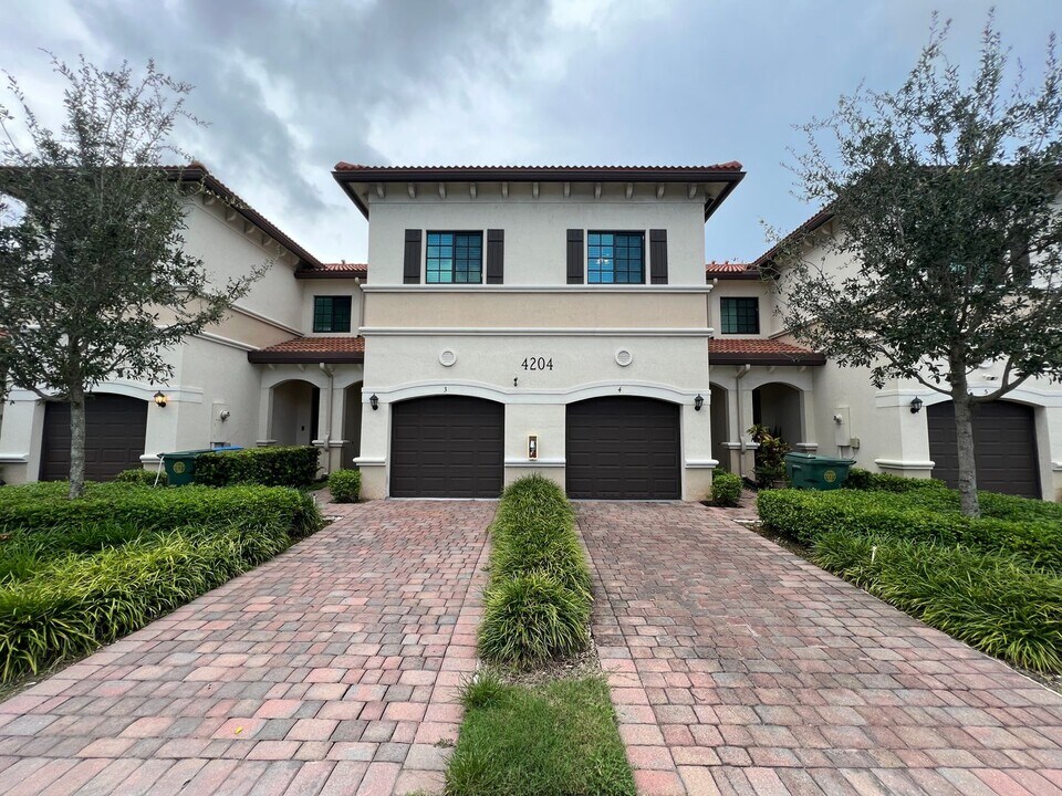 4204 N Dixie Hwy in Oakland Park, FL - Building Photo
