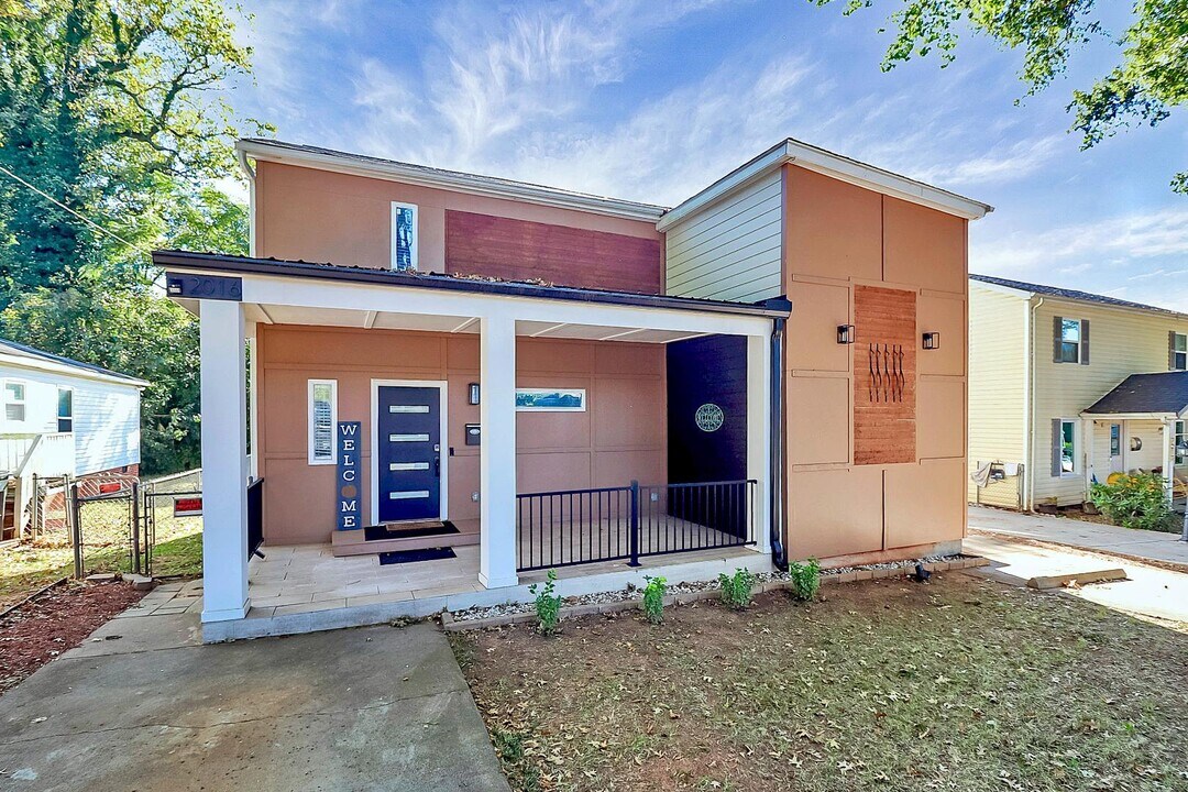 2016 Brewton Dr in Charlotte, NC - Building Photo