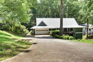 1303 Colony Dr in Marietta, GA - Building Photo