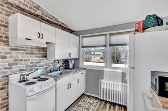 233 Sears Rd, Unit Second Floor in West Islip, NY - Foto de edificio - Building Photo