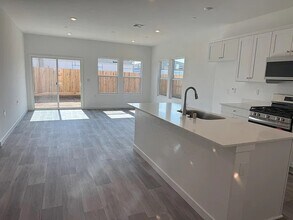 6053 E Robinson Ave in Fresno, CA - Foto de edificio - Building Photo