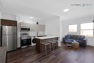 1555 W Hollywood Ave in Chicago, IL - Building Photo - Building Photo