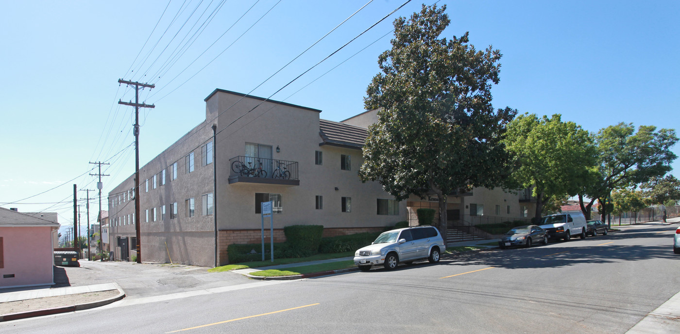 Kenoaks Luxury Apartments in Burbank, CA - Foto de edificio