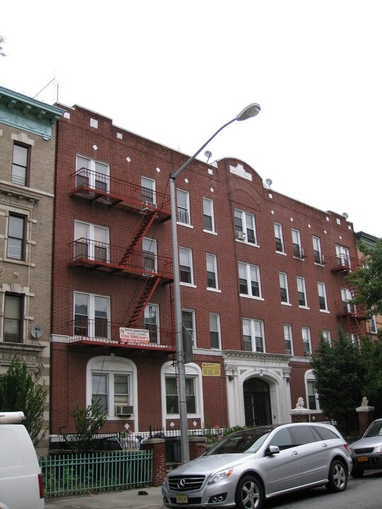 Cecil Court in Brooklyn, NY - Foto de edificio