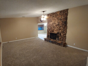 1077 Woodside Meadows Rd in Redding, CA - Foto de edificio - Building Photo