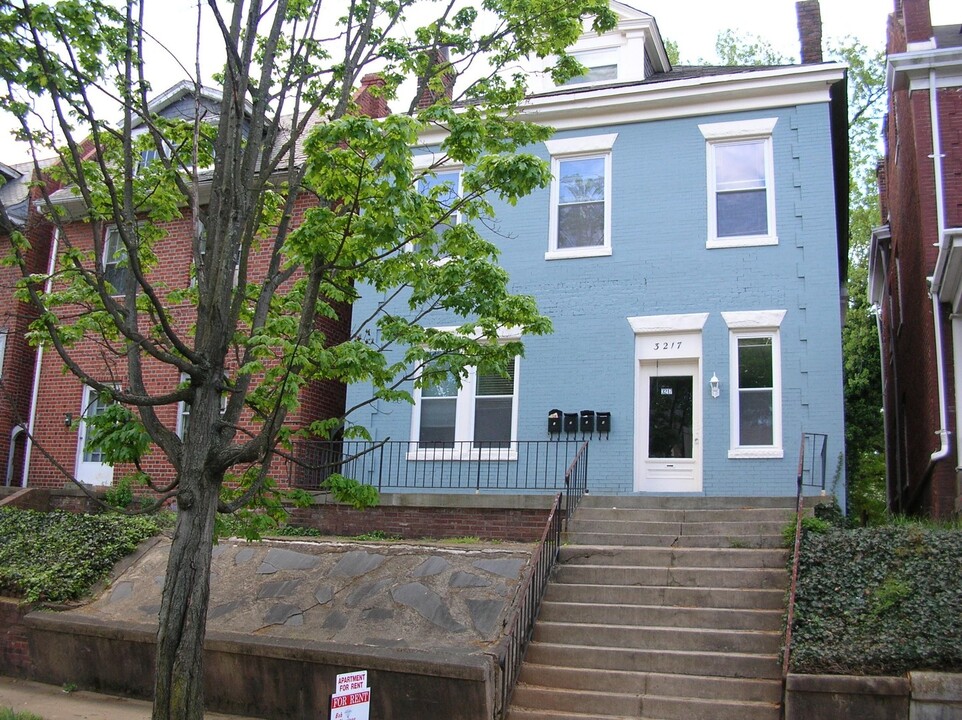 3217 Hanover Ave in Richmond, VA - Building Photo