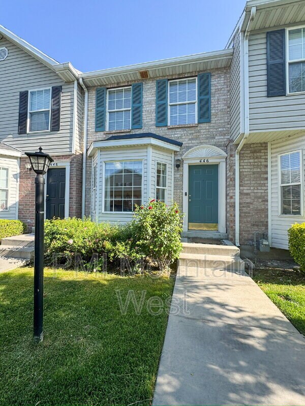 property at 446 E Parkside Cir