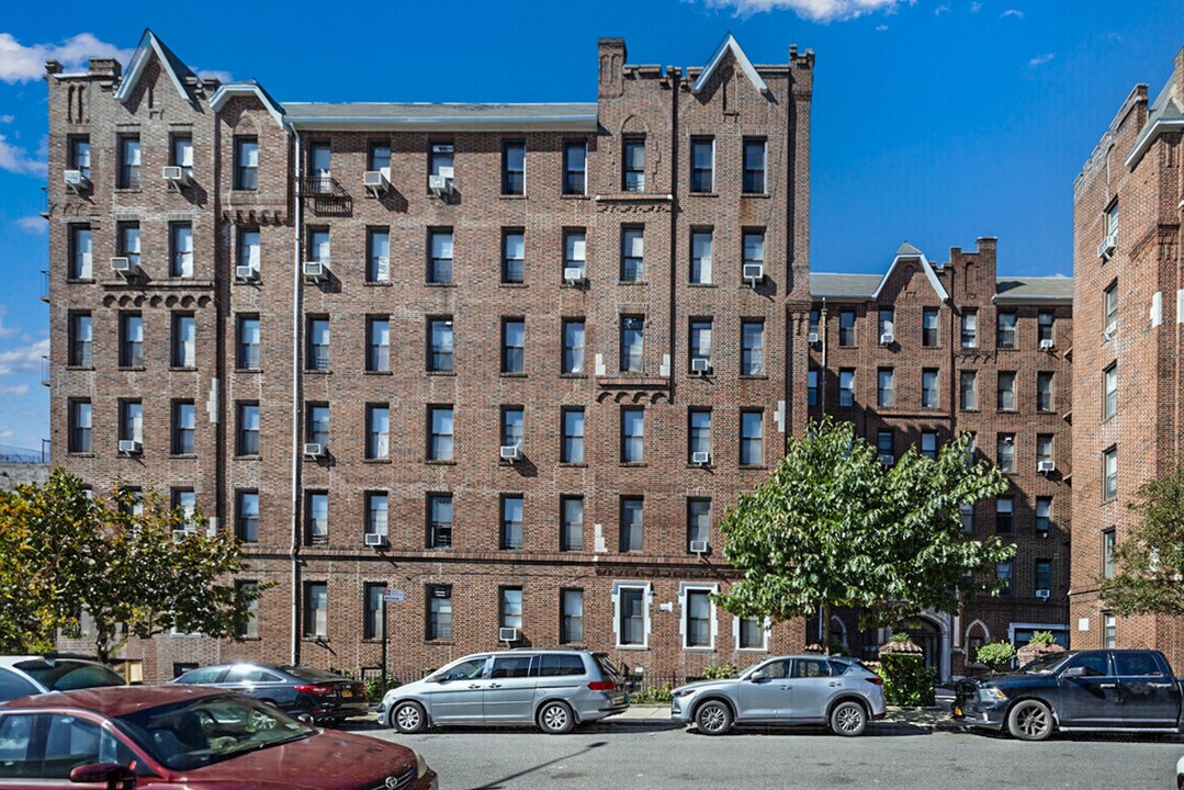 36-20 168th St in Flushing, NY - Building Photo