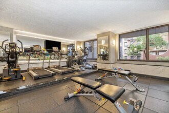 245 E 44th St in New York, NY - Foto de edificio - Building Photo