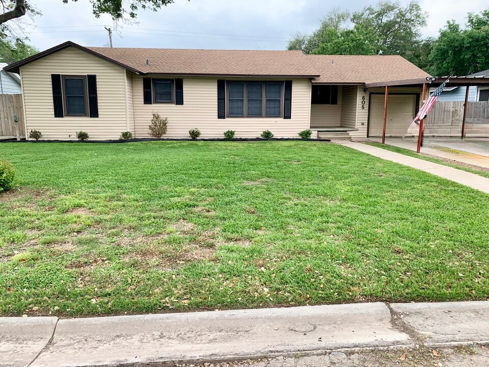 605 E Mistletoe Ave in Victoria, TX - Building Photo