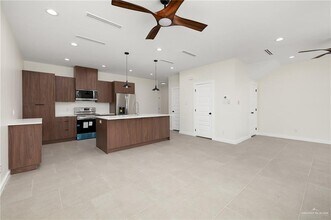 912 Bicentennial Blvd in McAllen, TX - Building Photo - Building Photo