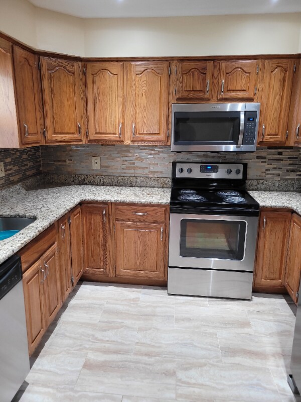 972 Henhawk Rd in Baldwin, NY - Foto de edificio - Building Photo