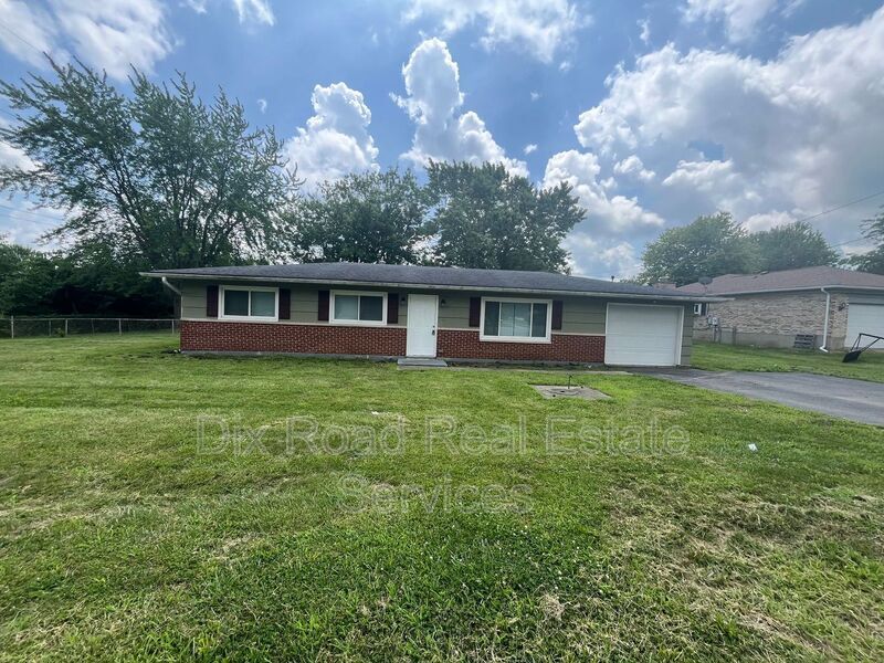 440 W Wenger Rd in Englewood, OH - Building Photo