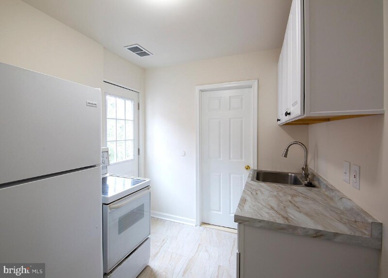 215 9th St, Unit B in Laurel, MD - Building Photo