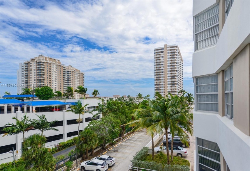 1965 S Ocean Dr, Unit 3D in Hallandale Beach, FL - Building Photo