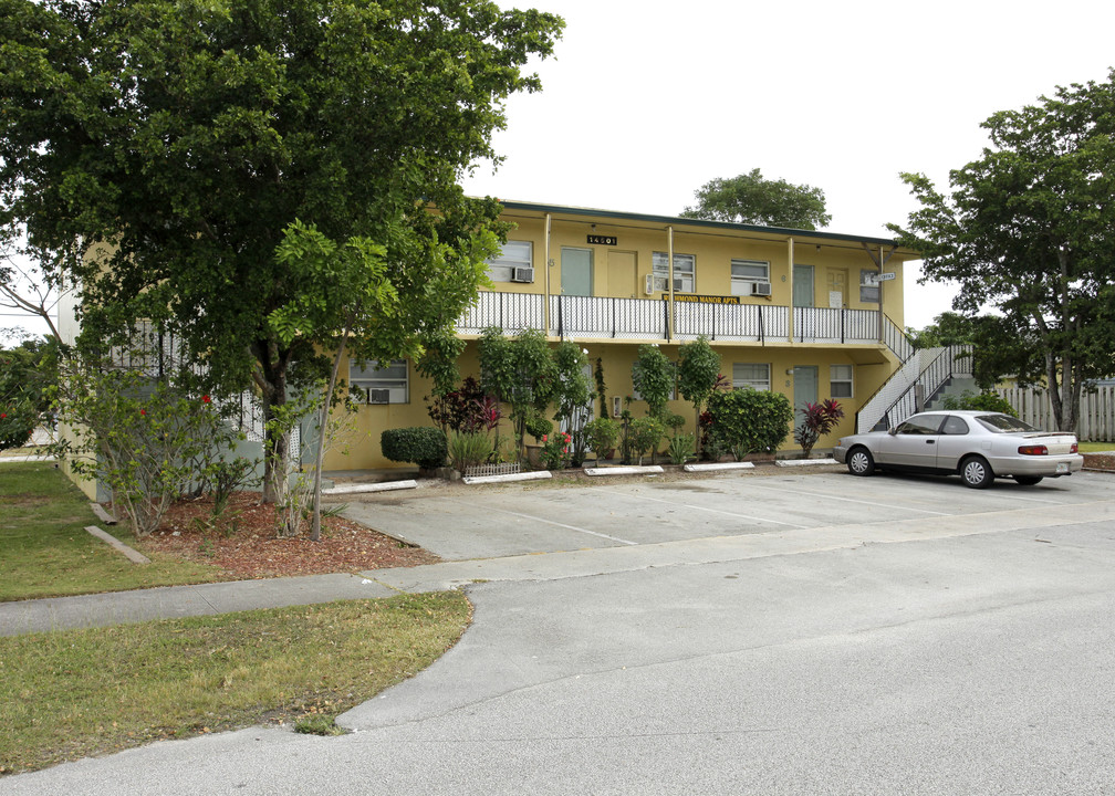 Richmond Manor in Miami, FL - Building Photo