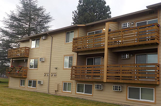 Spring Street Apartments in Medford, OR - Building Photo - Building Photo