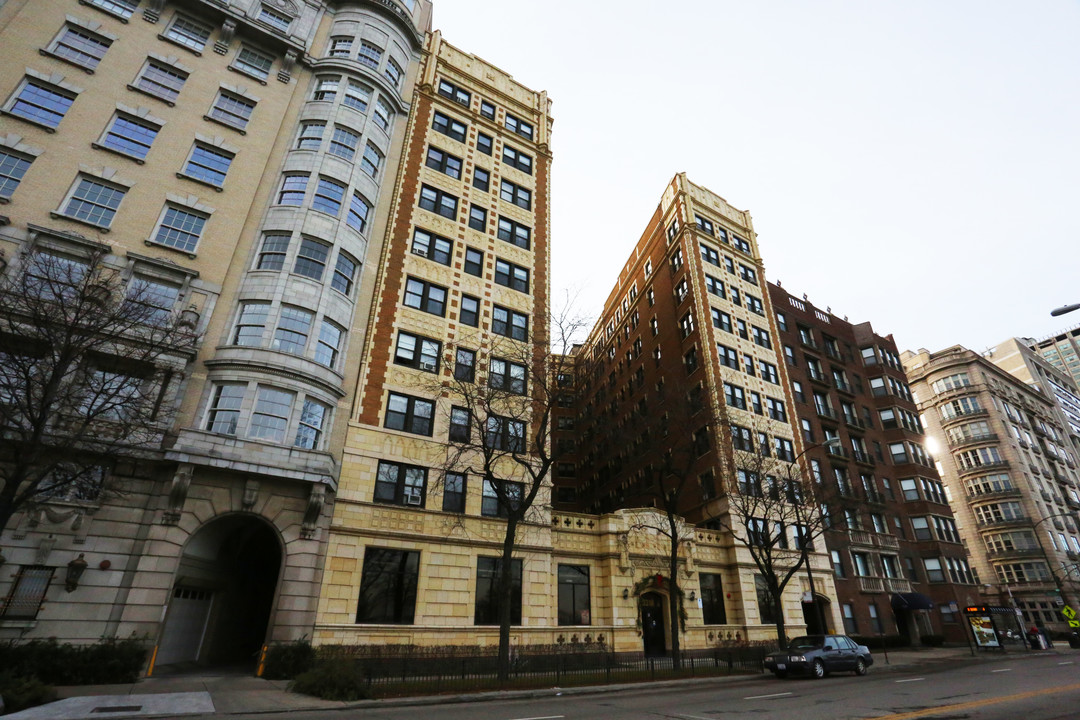 Bristol Apartments in Chicago, IL - Building Photo